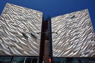 BELFAST NORTHERN IRELAND BİRLİK KINGDOM 06 03 2023: Titanik Belfast Müzesi Titanik Mahallesi 'ndeki eski Harland ve Wolff tersanesinin bulunduğu yerdeki Belfast deniz mirası anıtı  