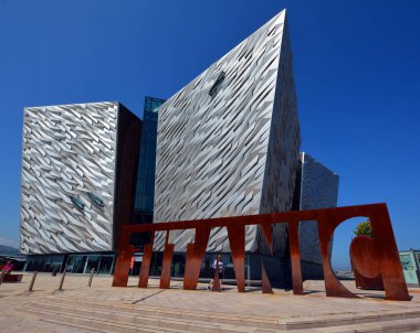 BELFAST NORTHERN IRELAND BİRLİK KINGDOM 06 03 2023: Titanik Belfast Müzesi Titanik Mahallesi 'ndeki eski Harland ve Wolff tersanesinin bulunduğu yerdeki Belfast deniz mirası anıtı  