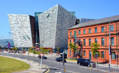 BELFAST NORTHERN IRELAND BİRLİK KINGDOM 06 03 2023: Belfast 'ın Titanik Bölgesi, efsanevi Harland ve Wolff Karargahı ve dünyanın en otantik Titanik Oteli' nin merkezinde yer almaktadır.