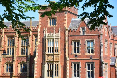 BELFAST NORTHERN IRELAND BİRLİK KINGDOM 06 03 2023: Queen 's University Belfast resmi olarak Belfast' taki Queen 's University of Belfast (veya Queen' s and QUB), Belfast 'ta bulunan bir devlet araştırma üniversitesidir.