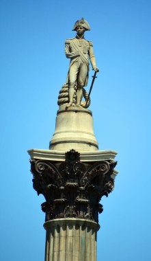 LONDRA BİRLİK KINGDOM 06 19 2023: Nelson 's Column, Londra' nın orta kesimindeki Westminster şehrindeki Trafalgar Meydanı 'nda Koramiral Horatio Nelson' un anısına inşa edilmiş bir anıttır.