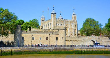 Londra Birleşik Devletleri KINGDOM 06: 19 2023: Majestelerinin Kraliyet Sarayı ve Kalesi, daha çok bilinen adıyla Londra Kulesi, Londra 'nın merkezinde Thames Nehri' nin kuzey kıyısında bulunan tarihi bir kaledir.