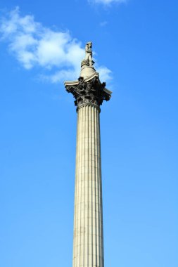LONDRA BİRLİK KINGDOM 06 19 2023: Nelson 's Column, Londra' nın orta kesimindeki Westminster şehrindeki Trafalgar Meydanı 'nda Koramiral Horatio Nelson' un anısına inşa edilmiş bir anıttır.
