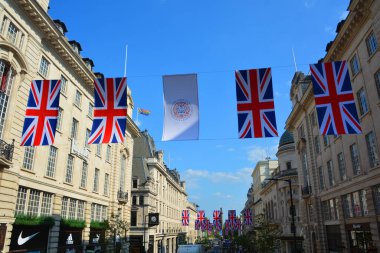 LONDRA BİRLİK KINGDOM 06 19 2023: 70 yıldır Britanya 'nın ilk taç giyme töreni. Kral III. Charles 'ın taç giyme töreni için 6 Mayıs 2023' te Regent Caddesi 'nde İngiliz bayrağı sallandı.