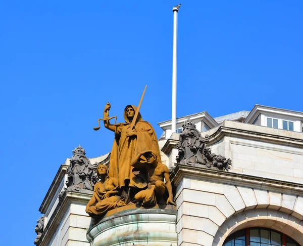 CARDIFF BİRLİK KINGDOM 06 17 2023: Kardiyoff Crown Mahkeme Heykeli