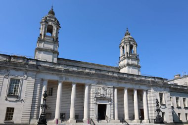 CARDIFF BİRLİK KINGDOM 06 17 2023: Güzel eski mimari ve şehir manzarası