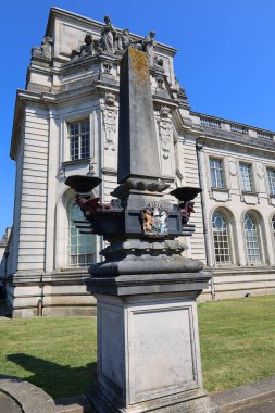 CARDIFF BİRLİK KINGDOM 06 17 23: Bir çift dikilitaş lamba Cardiff Müzesi önünde duruyor