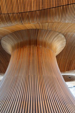 CARDIFF BİRLİK KINGDOM 06 17 23: Senedd, ayrıca Ulusal Meclis binası olarak da bilinir, Kraliçe 2. Elizabeth tarafından 2006 yılında Güney Galler 'in Cardiff kentinde açıldı ve Galler Parlamentosu' nun bulunduğu yerdir.