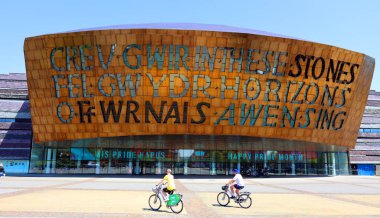 CARDIFF BİRLİK KINGDOM 06 17: Galler Milenyum Merkezi Galler 'in Cardiff, Galler' deki Cardiff Bay bölgesinde yer alan ulusal sanat merkezidir.