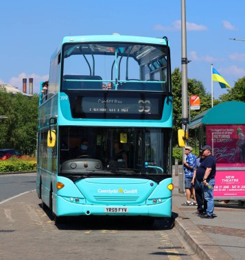 CARDIFF BİRLİK KINGDOM 06 17 2023: Galler 'in başkenti ve en kalabalık şehri olan Cardiff' te karayolu, tren yolu, otobüs, su ve hava taşımacılığı bulunmaktadır. Birleşik Krallık 'ın büyük bir şehridir.