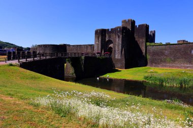 Galler, İngiltere 'deki antik Caerphilly Kalesi' nin manzaralı görüntüleri.