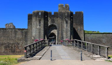 Galler, İngiltere 'deki antik Caerphilly Kalesi' nin manzaralı görüntüleri.