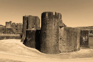Galler, İngiltere 'deki antik Caerphilly Kalesi' nin manzaralı görüntüleri.