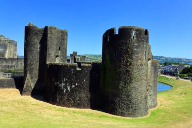 Galler, İngiltere 'deki antik Caerphilly Kalesi' nin manzaralı görüntüleri.