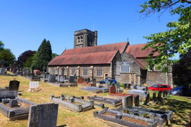 CAERPHILLY SOUTH KINGDOM 619 2023: 1850 yılında daha erken bir 13. yüzyıl şapelinin sahasında inşa edilen St. Martin 's Caerphilly' de bir dönüm noktasıdır. Mezarlık