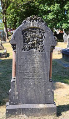 CAERPHILLY SOUTH KINGDOM 619 2023: 1850 yılında daha erken bir 13. yüzyıl şapelinin sahasında inşa edilen St. Martin 's Caerphilly' de bir dönüm noktasıdır. Mezarlık