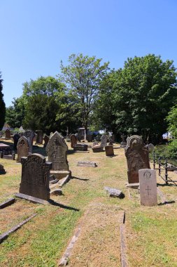 CAERPHILLY SOUTH KINGDOM 619 2023: 1850 yılında daha erken bir 13. yüzyıl şapelinin sahasında inşa edilen St. Martin 's Caerphilly' de bir dönüm noktasıdır. Mezarlık