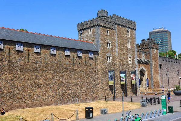 CARDIFF BİRLİK KINGDOM 06 17 2023: Cardiff Şatosu, Galler 'in önde gelen kültür merkezlerinden ve uluslararası öneme sahip bir bölgedir. 