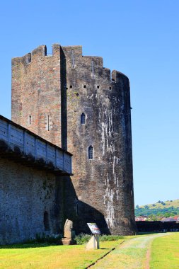 Caerphilly Şatosu (Castell Caerffili), Galler 'in güneyindeki Caerphilly kasabasının ortaçağ şatosu..