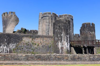 Caerphilly Şatosu (Castell Caerffili), Galler 'in güneyindeki Caerphilly kasabasının ortaçağ şatosu..