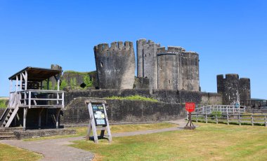 Caerphilly Şatosu (Castell Caerffili), Galler 'in güneyindeki Caerphilly kasabasının ortaçağ şatosu..