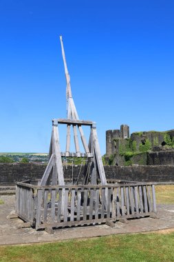 Caerphilly Şatosu ve mancınığı, barut ve diğer pervanelerin yardımı olmadan büyük mesafeler kat etmek için kullanılan balistik bir araçtır.
