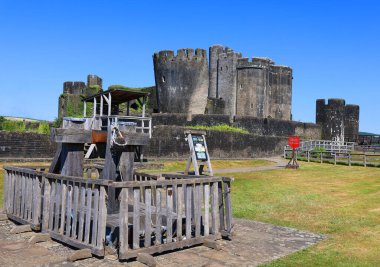 Caerphilly Şatosu (Castell Caerffili), Galler 'in güneyindeki Caerphilly kasabasının ortaçağ şatosu..