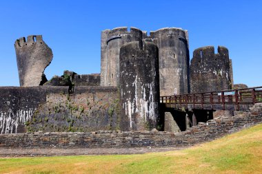 Caerphilly Şatosu (Castell Caerffili), Galler 'in güneyindeki Caerphilly kasabasının ortaçağ şatosu..