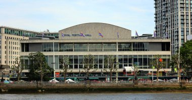 LONDON UNITED KINGDOM 06 19 2023: Royal Festival Hall, Londra 'daki Southbank Centre' da bulunan 2700 kişilik bir konser, dans ve sohbet mekanıdır. Thames Nehri 'nin güney kıyısında yer almaktadır.