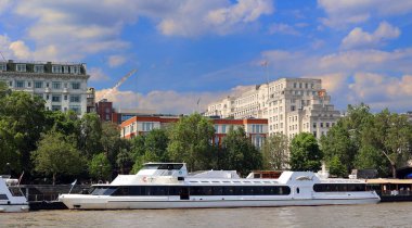 LONDRA BİRLİK KINGDOM 06 19 2023: Güzel mimarisi ve nehri ile Londra City silueti