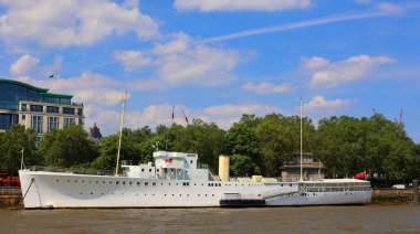 LONDON BİRLİĞİ KINGDOM 06 19 2023: HQS Wellington, Embankment (1934) Thames nehri üzerindeki eski beyaz gemi, Londra