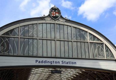 LONDON BİRLİĞİ KINGDOM 06 19 2023: Londra Paddington, Paddington bölgesinde Praed Caddesi 'nde yer alan Londra metro istasyonu kompleksi..