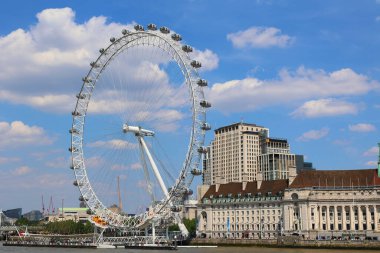 LONDON BİRLİĞİ KINGDOM - 06 19 2023: London Eye, veya Millennium Wheel, Thames Nehri 'nin güney kıyısında bulunan bir gözlem tekeridir.. 