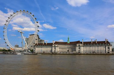 LONDON BİRLİĞİ KINGDOM - 06 19 2023: London Eye, veya Millennium Wheel, Thames Nehri 'nin güney kıyısında bulunan bir gözlem tekeridir.. 