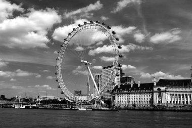 LONDON BİRLİĞİ KINGDOM - 06 19 2023: London Eye, veya Millennium Wheel, Thames Nehri 'nin güney kıyısında bulunan bir gözlem tekeridir.. 