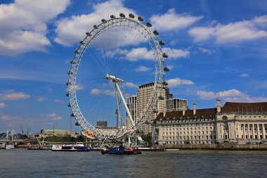 LONDON BİRLİĞİ KINGDOM - 06 19 2023: London Eye, veya Millennium Wheel, Thames Nehri 'nin güney kıyısında bulunan bir gözlem tekeridir.. 