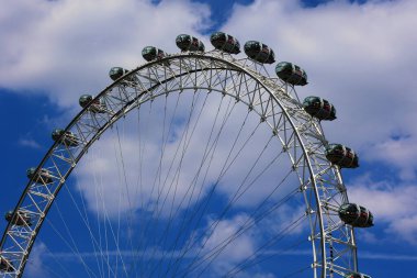 LONDON BİRLİĞİ KINGDOM - 06 19 2023: London Eye, veya Millennium Wheel, Thames Nehri 'nin güney kıyısında bulunan bir gözlem tekeridir.. 