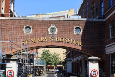LONDON BİRLİK KINGDOM 06 19 2023: St Marys Hastanesi kuzey batı Londra 'nın en büyük akut hastanesidir ve danışman ve ebe destekli hizmetleri olan bir doğum merkezidir.