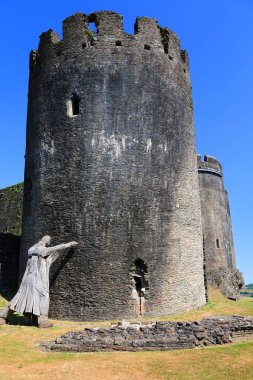 Caerphilly Şatosu (Castell Caerffili), Galler 'in güneyindeki Caerphilly kasabasının ortaçağ şatosu..