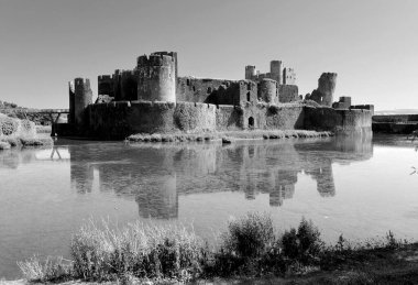 Caerphilly Şatosu (Castell Caerffili), Galler 'in güneyindeki Caerphilly kasabasının ortaçağ şatosu..