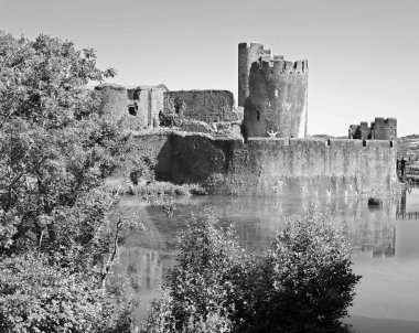 Caerphilly Şatosu (Castell Caerffili), Galler 'in güneyindeki Caerphilly kasabasının ortaçağ şatosu..