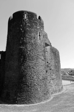 Caerphilly Şatosu (Castell Caerffili), Galler 'in güneyindeki Caerphilly kasabasının ortaçağ şatosu..