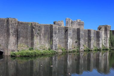 Caerphilly Şatosu (Castell Caerffili), Galler 'in güneyindeki Caerphilly kasabasının ortaçağ şatosu..