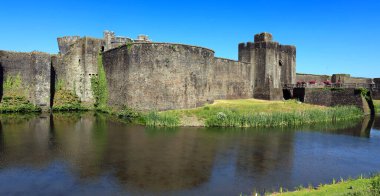 Caerphilly Şatosu (Castell Caerffili), Galler 'in güneyindeki Caerphilly kasabasının ortaçağ şatosu..