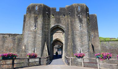 Caerphilly Şatosu (Castell Caerffili), Galler 'in güneyindeki Caerphilly kasabasının ortaçağ şatosu..