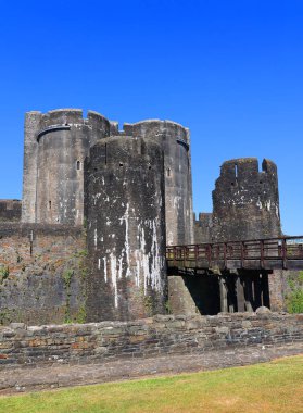 Caerphilly Şatosu (Castell Caerffili), Galler 'in güneyindeki Caerphilly kasabasının ortaçağ şatosu..