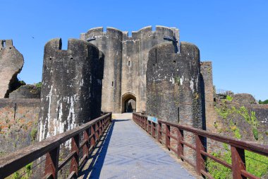 Caerphilly Şatosu (Castell Caerffili), Galler 'in güneyindeki Caerphilly kasabasının ortaçağ şatosu..
