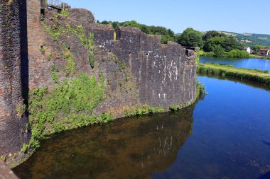 Caerphilly Şatosu (Castell Caerffili), Galler 'in güneyindeki Caerphilly kasabasının ortaçağ şatosu..