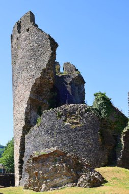 Caerphilly Şatosu (Castell Caerffili), Galler 'in güneyindeki Caerphilly kasabasının ortaçağ şatosu..