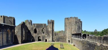 Caerphilly Şatosu (Castell Caerffili), Galler 'in güneyindeki Caerphilly kasabasının ortaçağ şatosu..